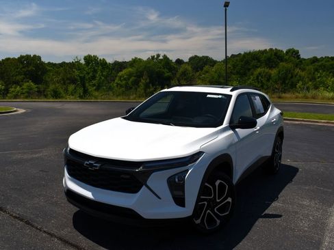 Used 2024 Chevrolet Trax RS w/ Sunroof Package FWD image 6