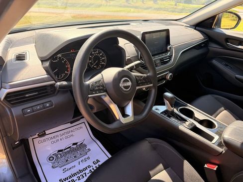Used 2024 Nissan Altima 2.5 SV FWD image 13