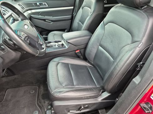 Used 2017 Ford Explorer XLT w/ Equipment Group 202A AWD/4WD image 16