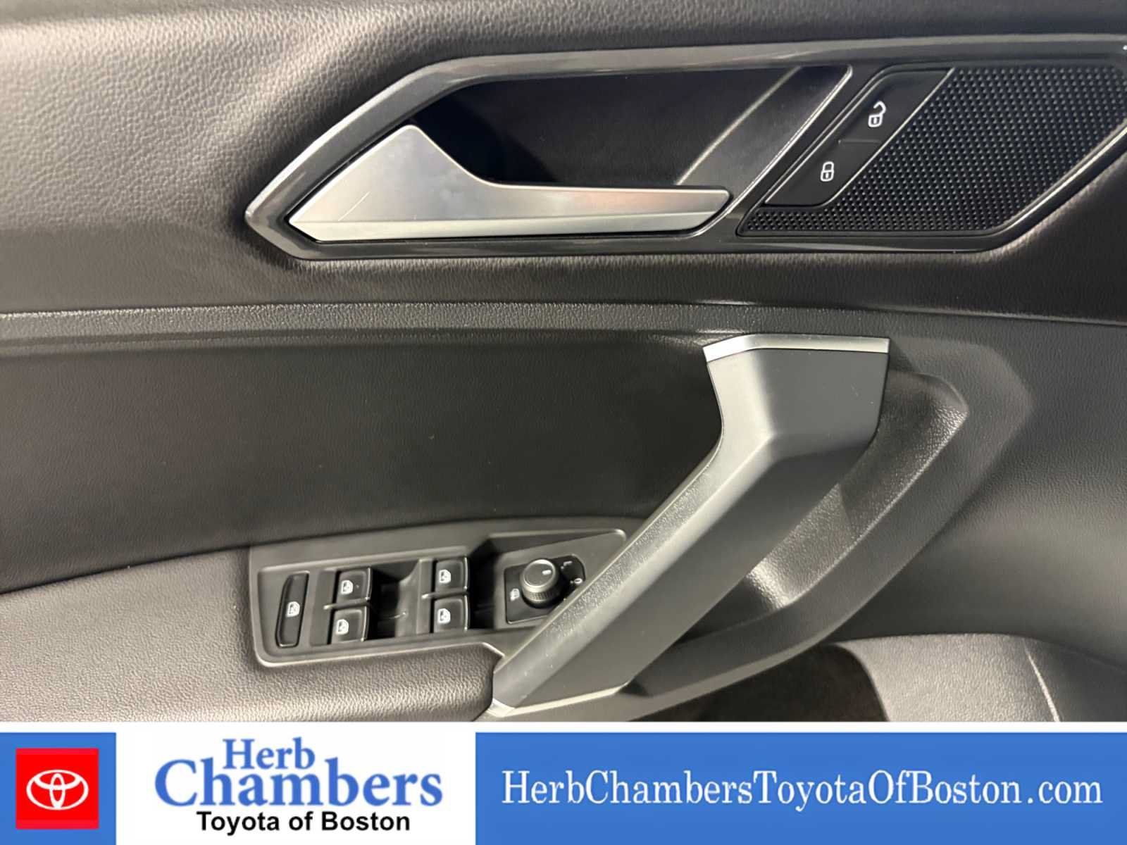 Used 2018 Volkswagen Tiguan SE w/ Panoramic Sunroof Package AWD/4WD image 16