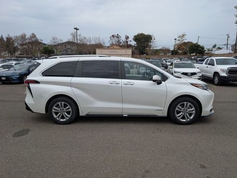 Used 2021 Toyota Sienna Platinum image 4
