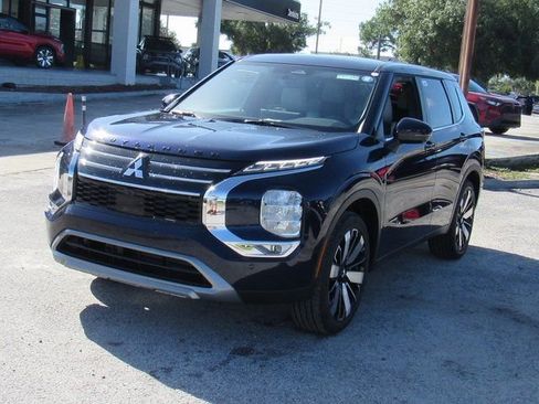 New 2025 Mitsubishi Outlander SE image 6