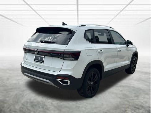 New 2026 Volkswagen Taos SE FWD image 5