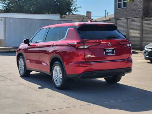 Used 2023 Mitsubishi Outlander ES FWD image 3