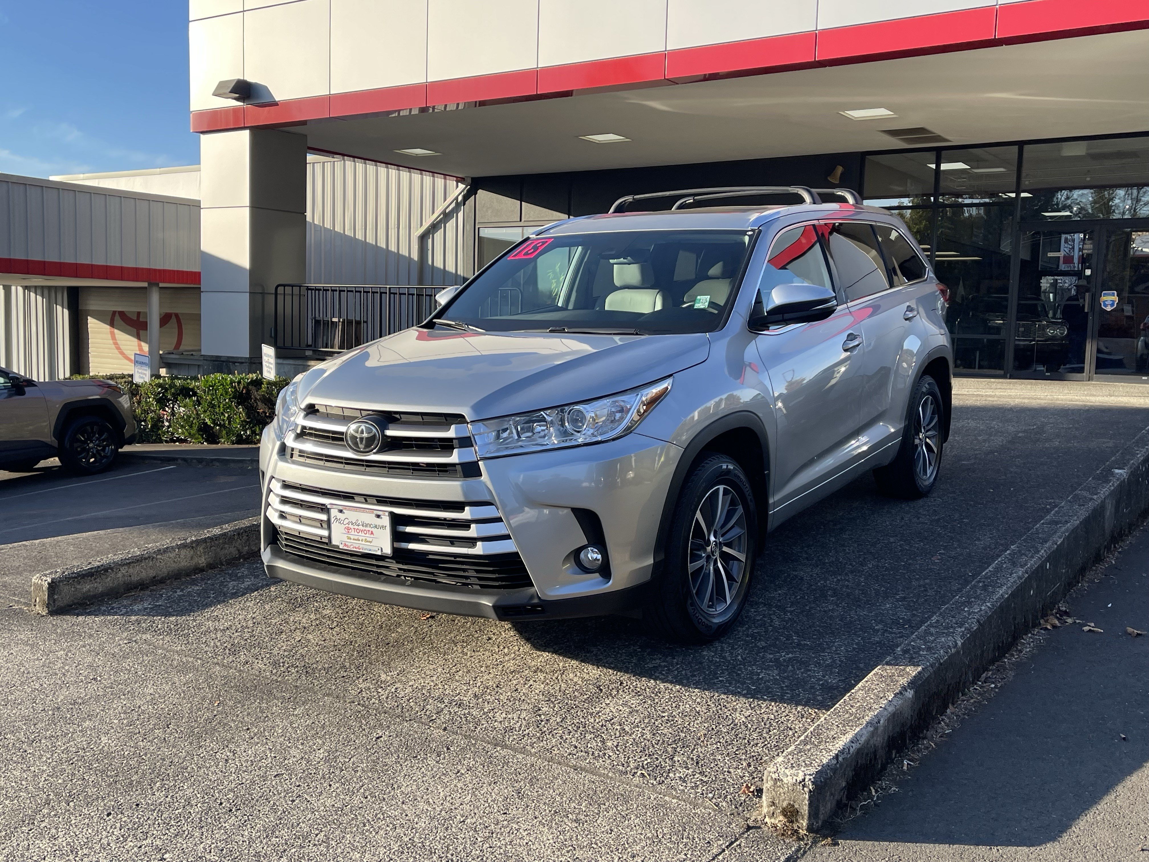 Certified 2018 Toyota Highlander XLE AWD/4WD image 4