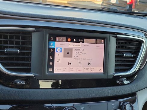 Used 2022 Chrysler Voyager LX image 18