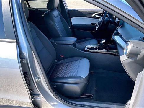 Used 2025 Chevrolet Trax LT w/ LT Convenience Package image 26