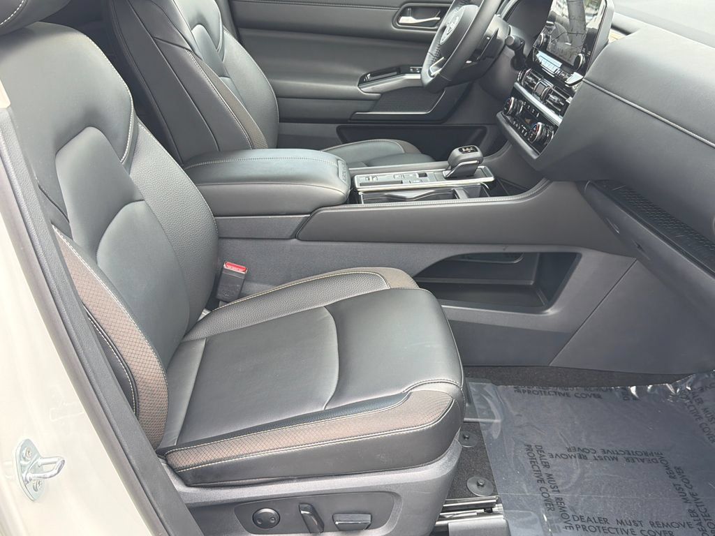 Used 2024 Nissan Pathfinder SL FWD image 11
