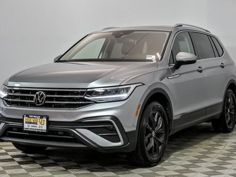Certified 2024 Volkswagen Tiguan SE image 4