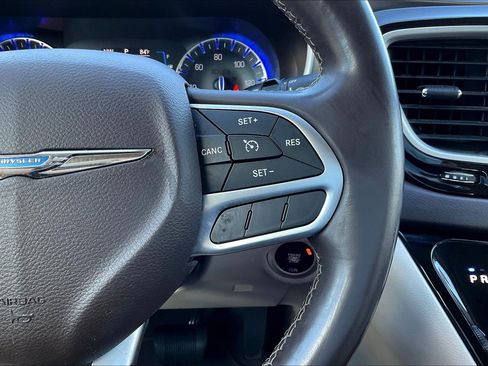 Used 2017 Chrysler Pacifica Touring-L image 12