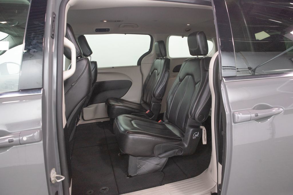 Used 2023 Chrysler Pacifica Touring-L FWD image 8