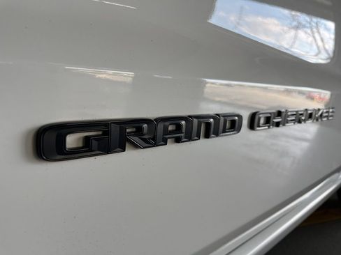 Used 2018 Jeep Grand Cherokee Altitude image 13