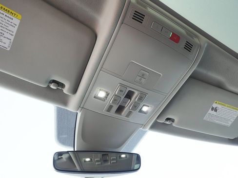 Used 2022 Volkswagen Tiguan SE w/ Panoramic Sunroof Package AWD/4WD image 26