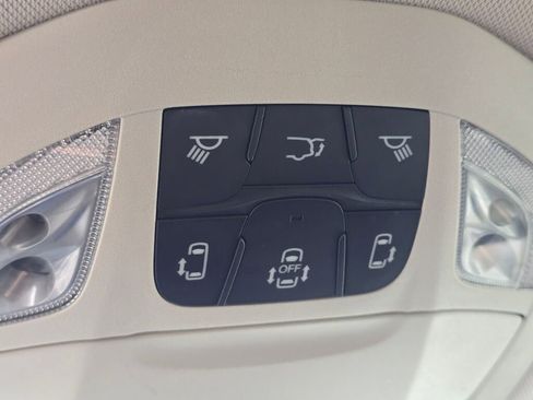 Used 2024 Chrysler Pacifica Touring-L image 39