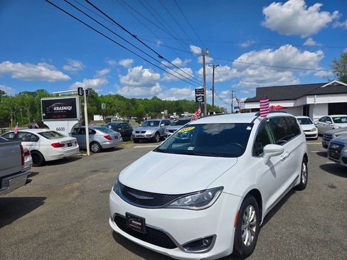 Used 2017 Chrysler Pacifica Touring-L FWD image 2