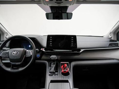 Used 2022 Toyota Sienna Limited image 19