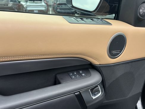 Used 2025 Land Rover Discovery Metropolitan Edition image 15