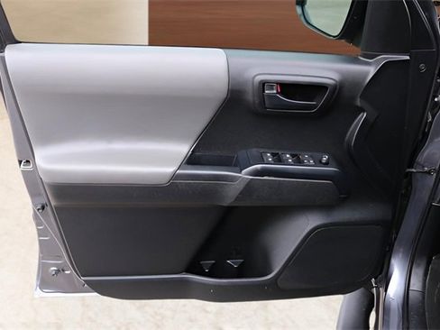 Used 2022 Toyota Tacoma TRD Sport image 11