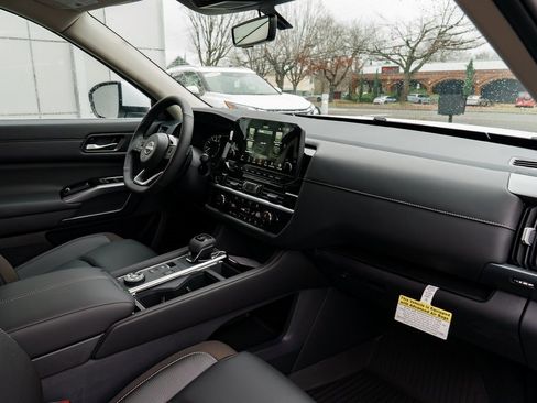 New 2025 Nissan Pathfinder SL image 28