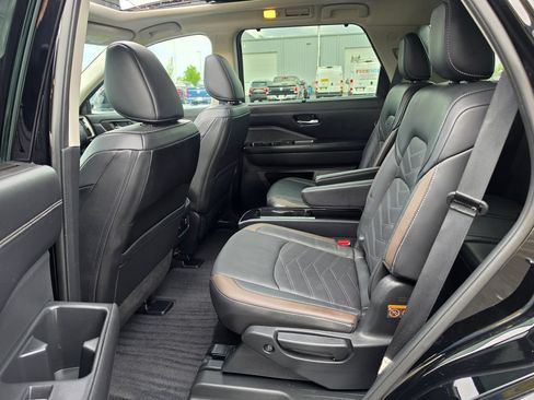 Used 2024 Nissan Pathfinder Platinum FWD image 34