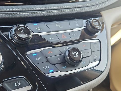 Certified 2023 Chrysler Pacifica Touring-L FWD image 25