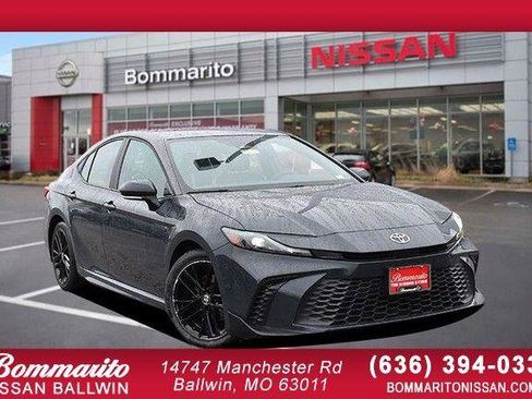 Used 2025 Toyota Camry SE image 1