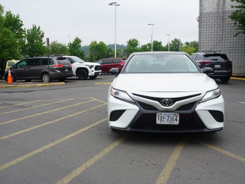 Used 2020 Toyota Camry XSE FWD image 2