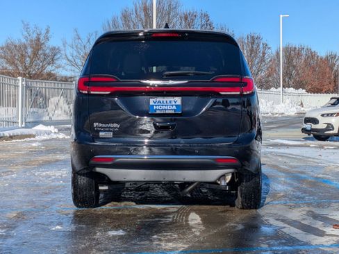 Used 2025 Chrysler Pacifica Select image 7