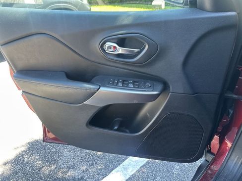 Used 2019 Jeep Cherokee Latitude Plus w/ Comfort/Convenience Group AWD/4WD image 15