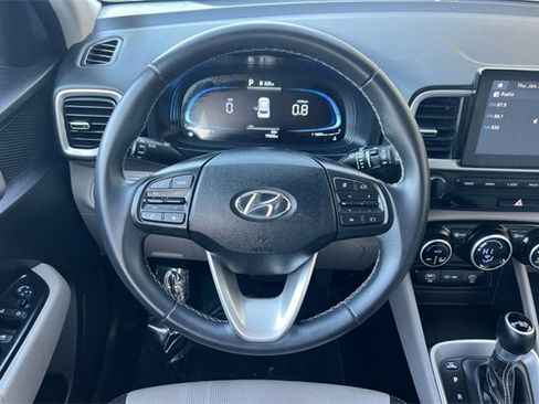 Used 2025 Hyundai Venue SEL image 18