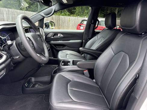 Used 2025 Chrysler Pacifica Select FWD image 9