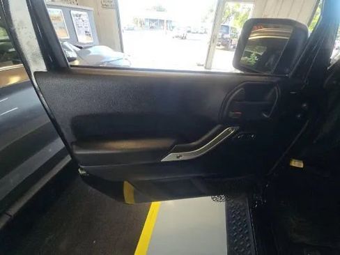 Used 2018 Jeep Wrangler Unlimited Sahara w/ Connectivity Group AWD/4WD image 10