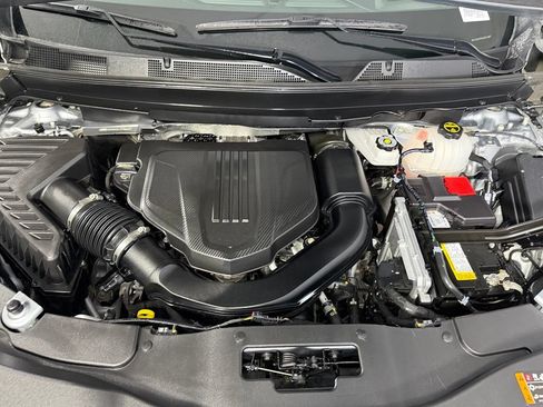 Used 2025 Chevrolet Traverse LT FWD image 32
