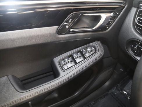 Used 2025 Porsche Macan image 39