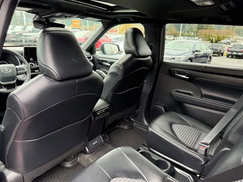 Used 2025 Toyota Highlander XSE image 32