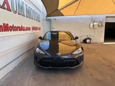 Used 2017 Toyota 86 image 2