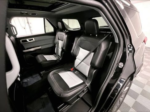 Used 2024 Ford Explorer XLT w/ XLT Sport Appearance Package AWD/4WD image 25