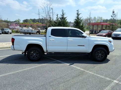 Used 2021 Toyota Tacoma SR5 w/ Technology Package image 4