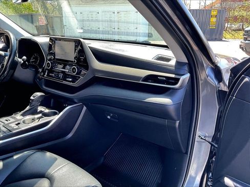 Used 2021 Toyota Highlander XLE AWD/4WD image 13