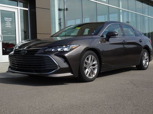 Used 2019 Toyota Avalon XLE w/ Moonroof Package FWD image 1
