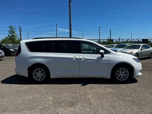 Used 2020 Chrysler Voyager Lxi FWD image 2