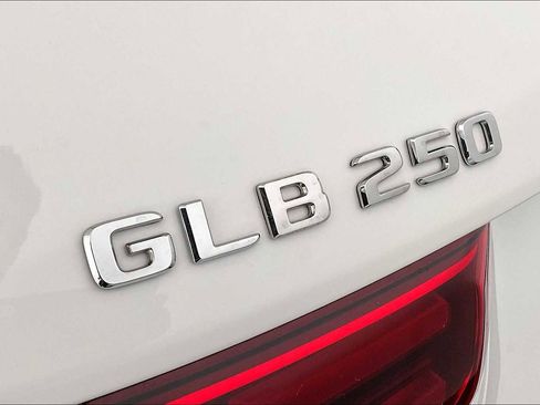 Used 2025 Mercedes-Benz GLB 250 4MATIC image 7