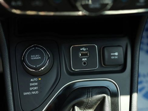 Used 2020 Jeep Cherokee Limited image 22