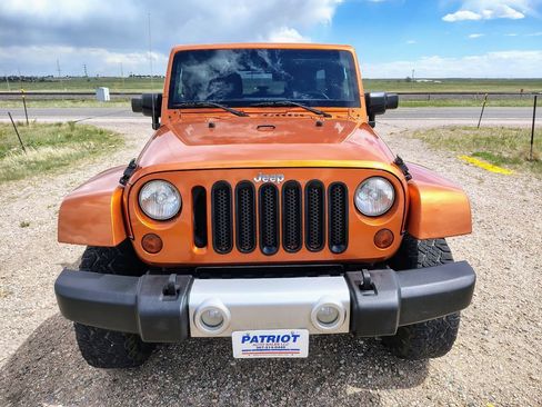 Used 2011 Jeep Wrangler Unlimited Sahara w/ Dual Top Group AWD/4WD image 8