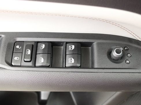 Used 2025 Jeep Compass Limited AWD/4WD image 17