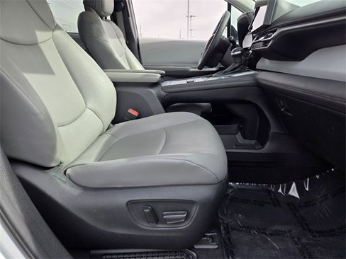 Used 2025 Toyota Sienna XLE image 18
