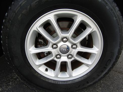 Used 2018 Jeep Grand Cherokee Laredo image 34