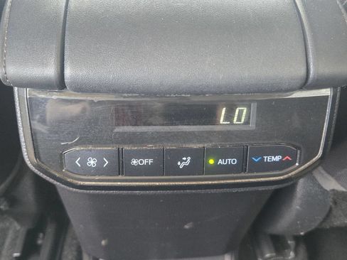 Used 2021 Toyota Highlander LE FWD image 9
