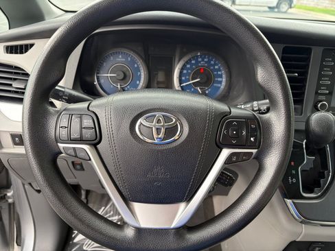 Used 2018 Toyota Sienna LE AWD/4WD image 12