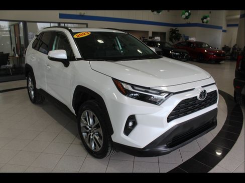Used 2023 Toyota RAV4 XLE Premium image 3